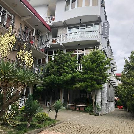 Twins Guest House By Black Sea Kobuleti Bagian luar foto