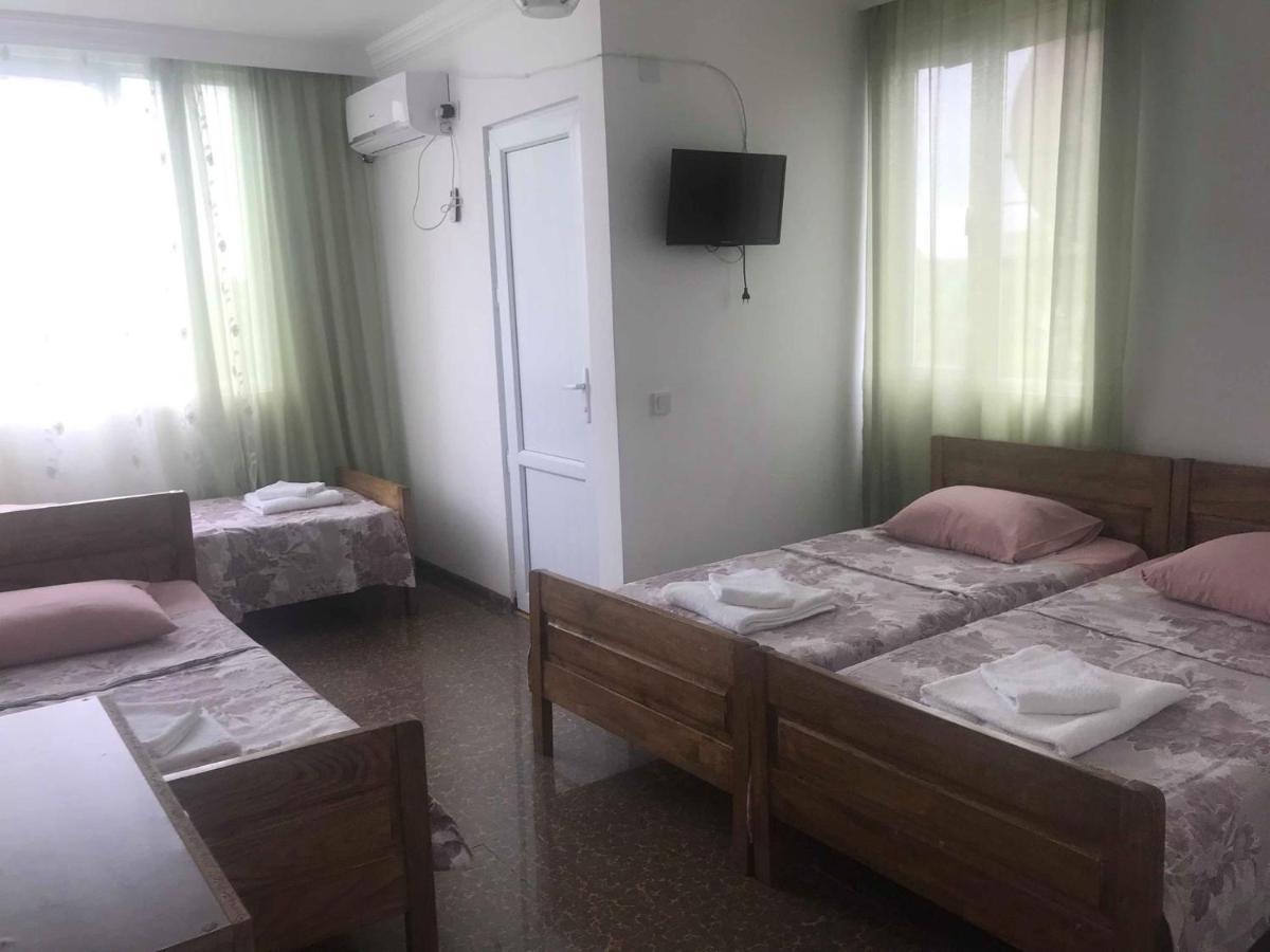 Twins Guest House By Black Sea Kobuleti Bagian luar foto