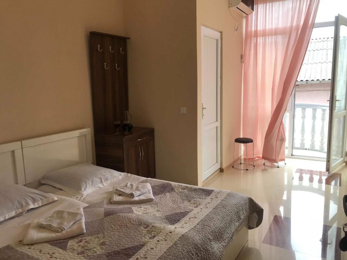 Twins Guest House By Black Sea Kobuleti Bagian luar foto