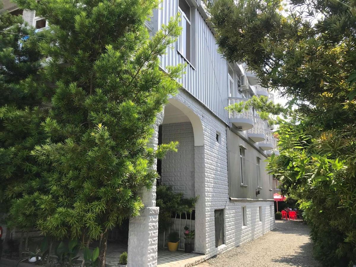 Twins Guest House By Black Sea Kobuleti Bagian luar foto