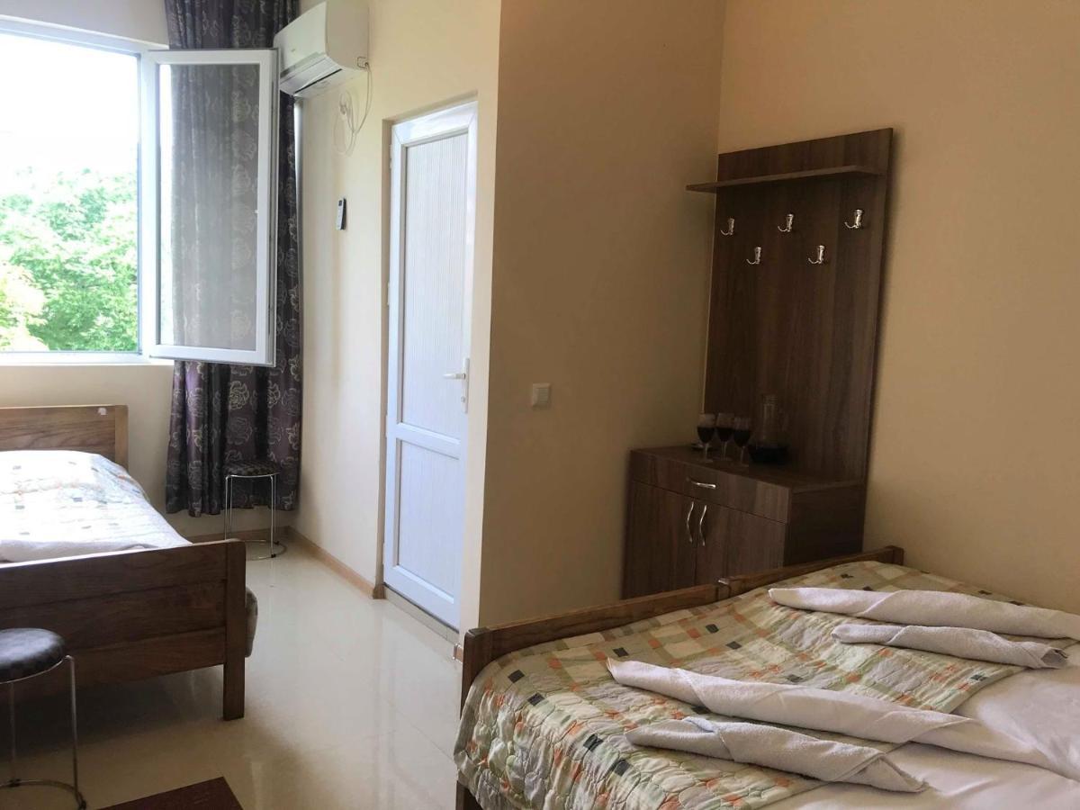 Twins Guest House By Black Sea Kobuleti Bagian luar foto