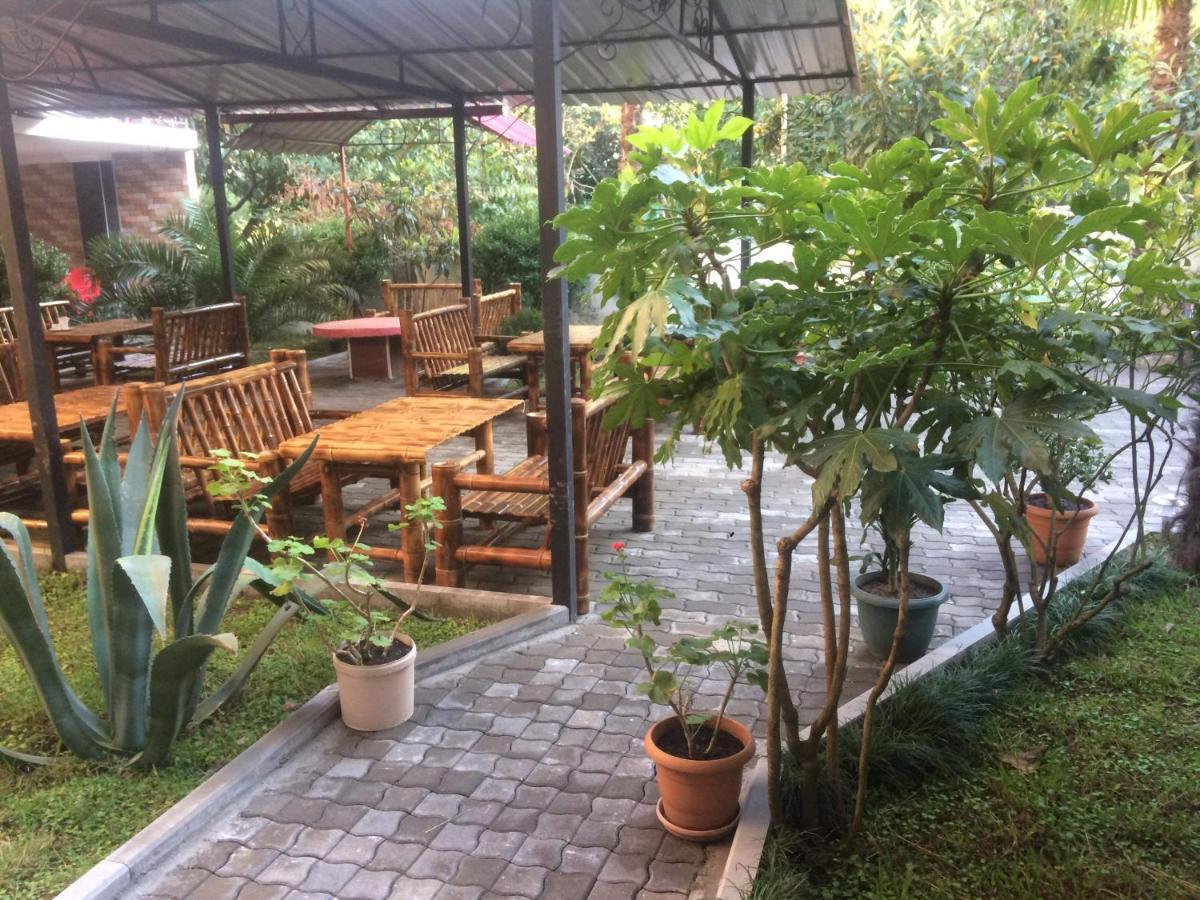 Twins Guest House By Black Sea Kobuleti Bagian luar foto