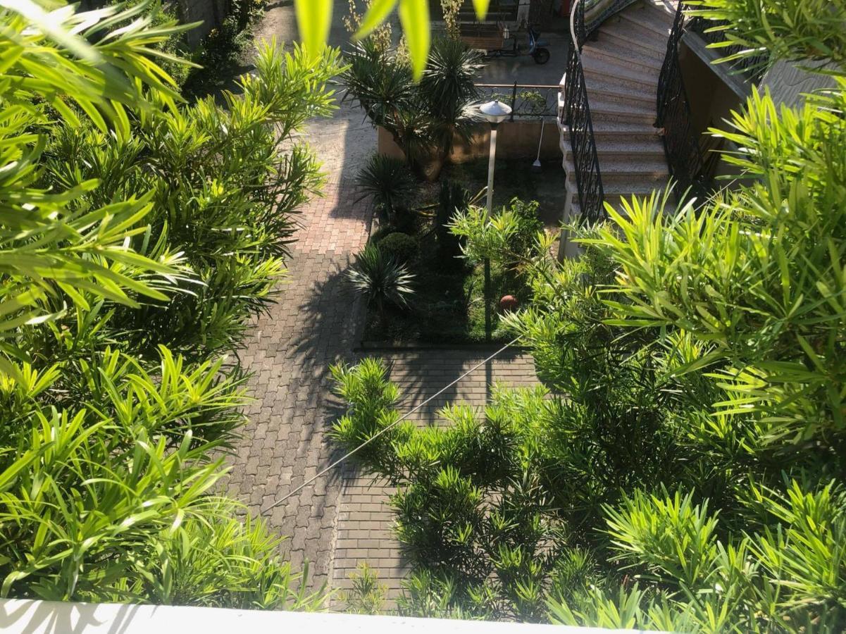 Twins Guest House By Black Sea Kobuleti Bagian luar foto
