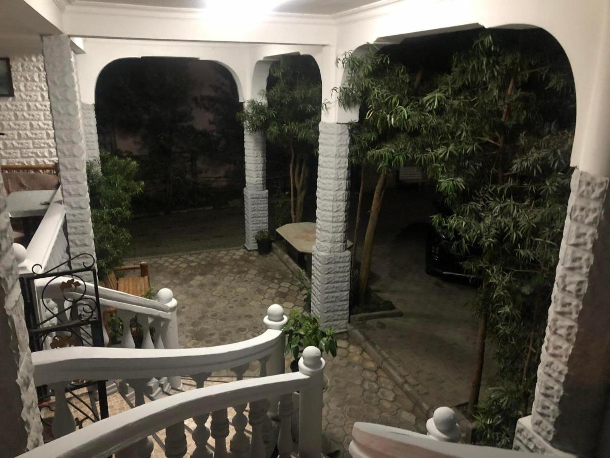 Twins Guest House By Black Sea Kobuleti Bagian luar foto