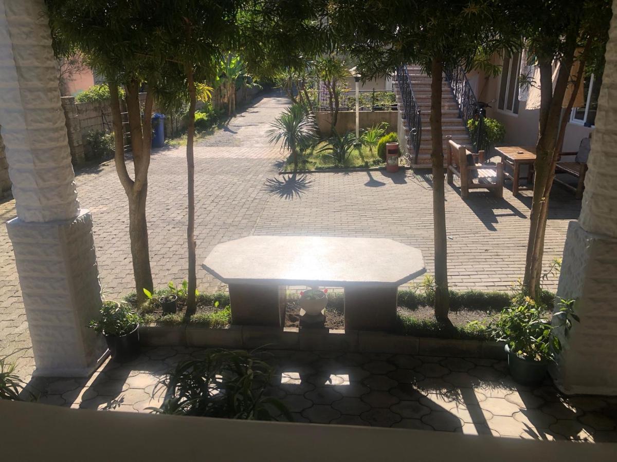 Twins Guest House By Black Sea Kobuleti Bagian luar foto