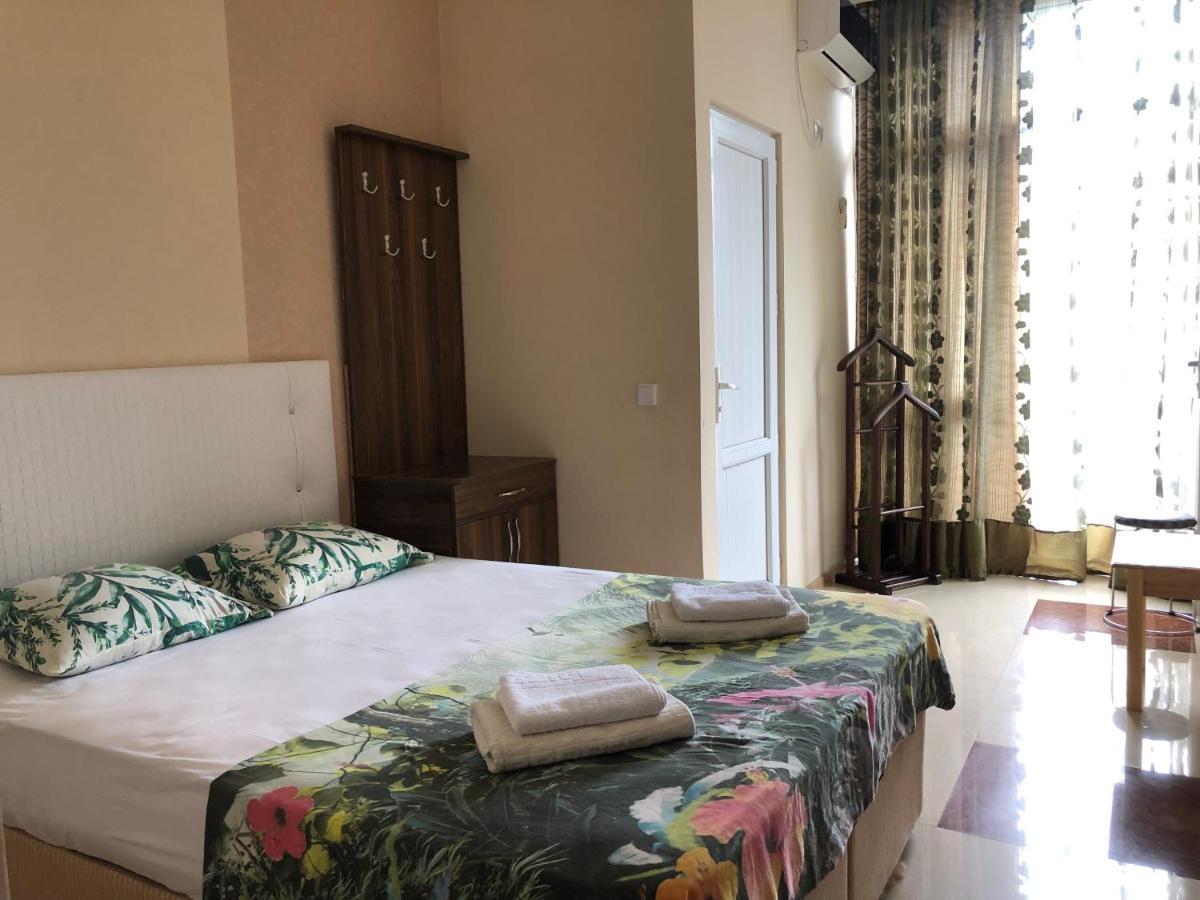 Twins Guest House By Black Sea Kobuleti Bagian luar foto