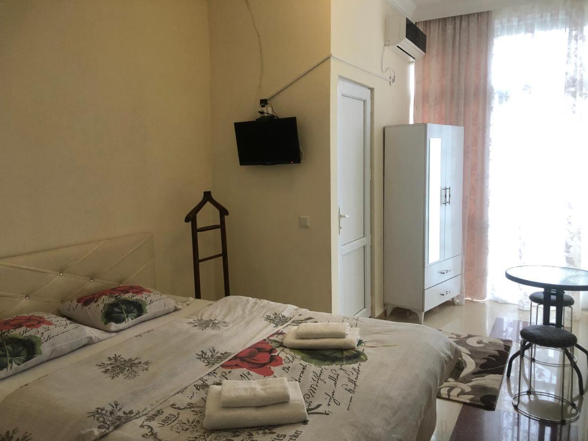 Twins Guest House By Black Sea Kobuleti Bagian luar foto