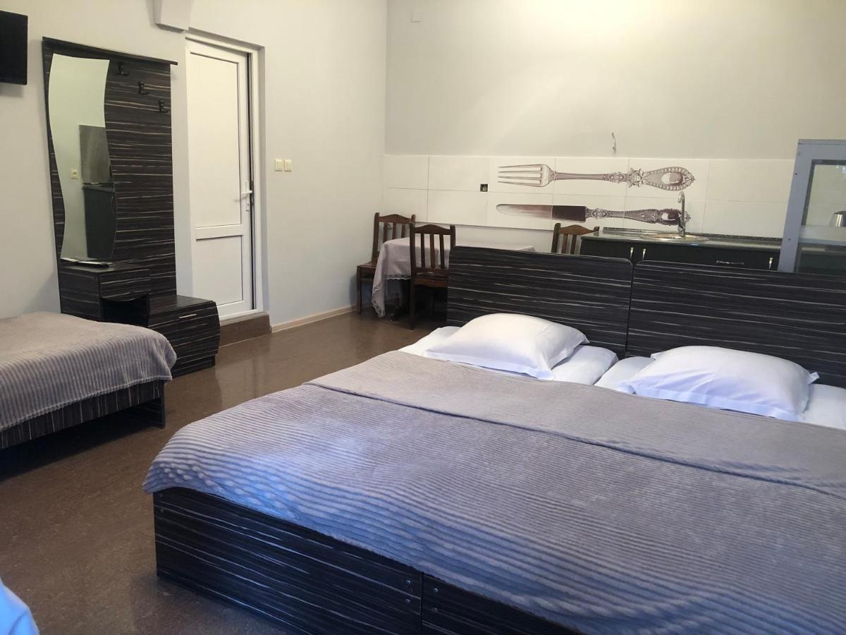 Twins Guest House By Black Sea Kobuleti Bagian luar foto