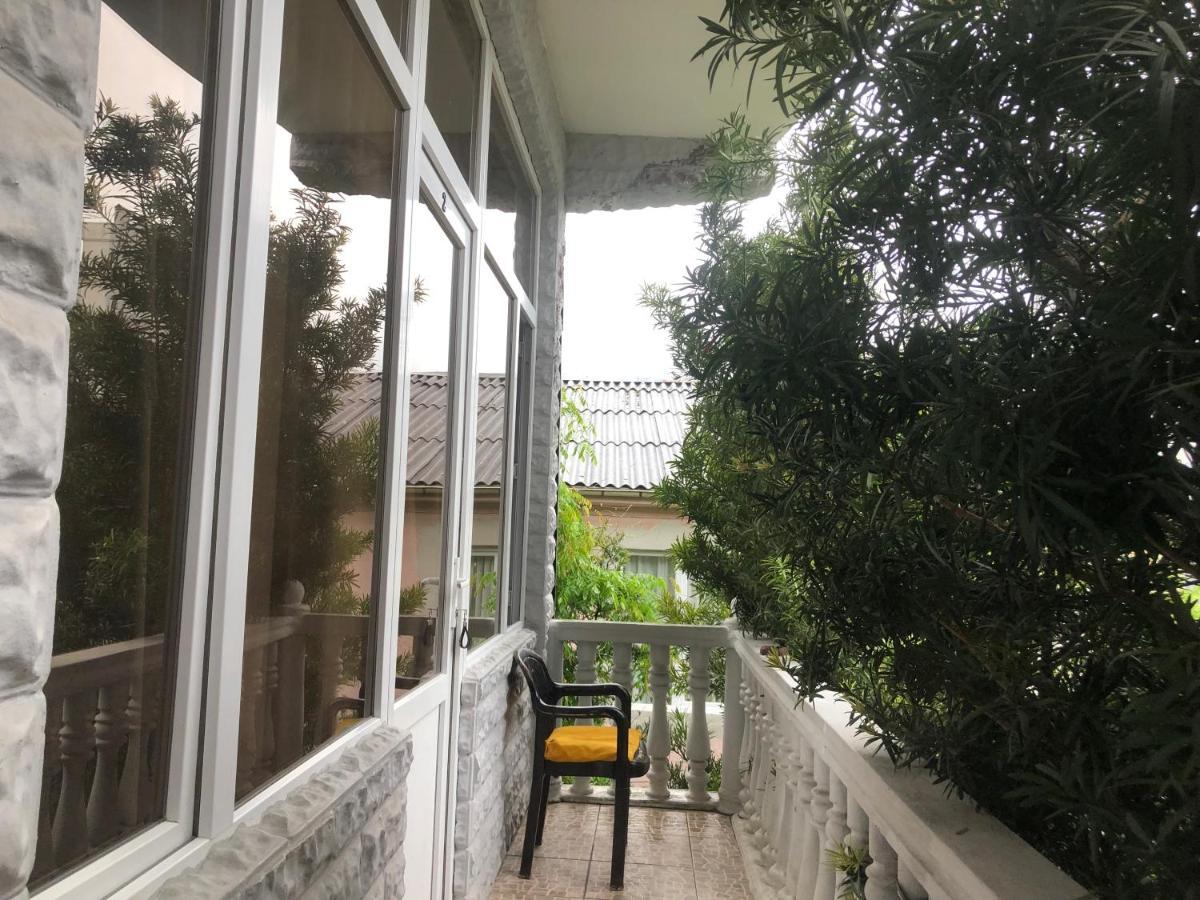 Twins Guest House By Black Sea Kobuleti Bagian luar foto