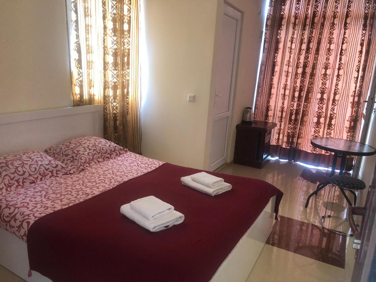 Twins Guest House By Black Sea Kobuleti Bagian luar foto