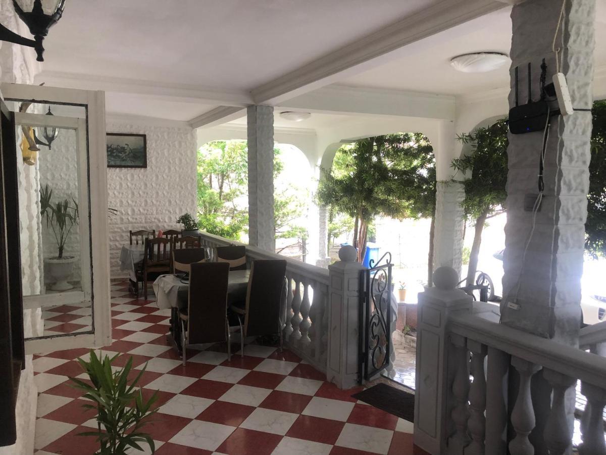 Twins Guest House By Black Sea Kobuleti Bagian luar foto